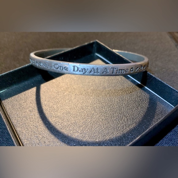 One Day at a Time Bracelet - Picture 2 of 4